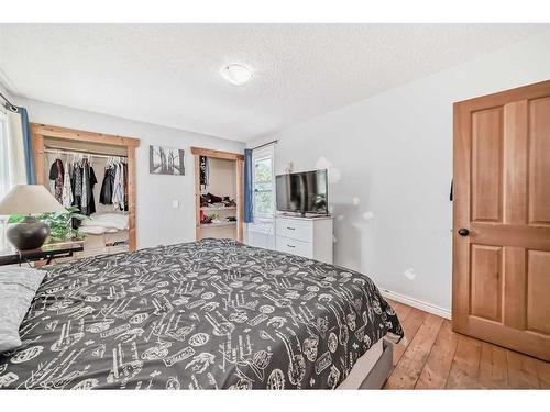 31 Shawcliffe Place Sw, Calgary, AB - Indoor Photo Showing Bedroom