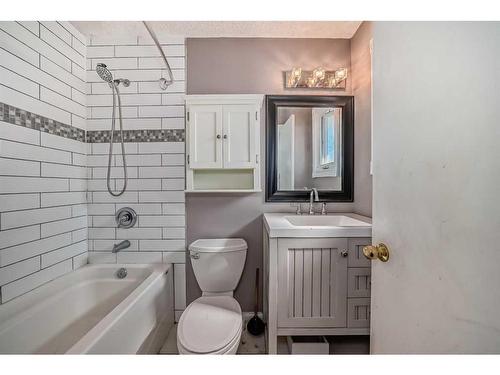 31 Shawcliffe Place Sw, Calgary, AB - Indoor Photo Showing Bathroom