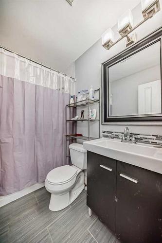 31 Shawcliffe Place Sw, Calgary, AB - Indoor Photo Showing Bathroom