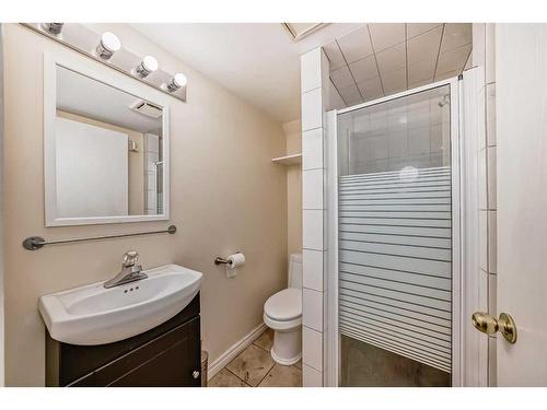 31 Shawcliffe Place Sw, Calgary, AB - Indoor Photo Showing Bathroom