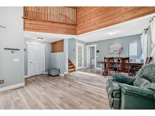 31 Shawcliffe Place Sw, Calgary, AB - Indoor Photo Showing Living Room