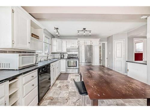 31 Shawcliffe Place Sw, Calgary, AB - Indoor Photo Showing Kitchen