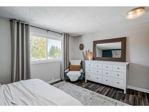 132-999 Canyon Meadows Drive Sw, Calgary, AB - Indoor Photo Showing Bedroom