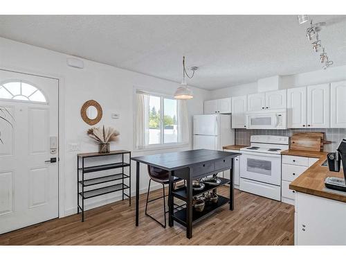 132-999 Canyon Meadows Drive Sw, Calgary, AB - Indoor Photo Showing Kitchen