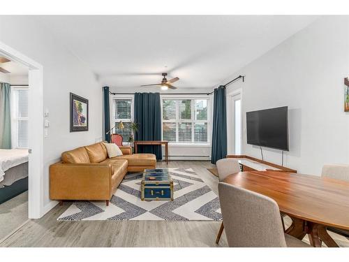 3117-95 Burma Star Road Sw, Calgary, AB - Indoor Photo Showing Living Room