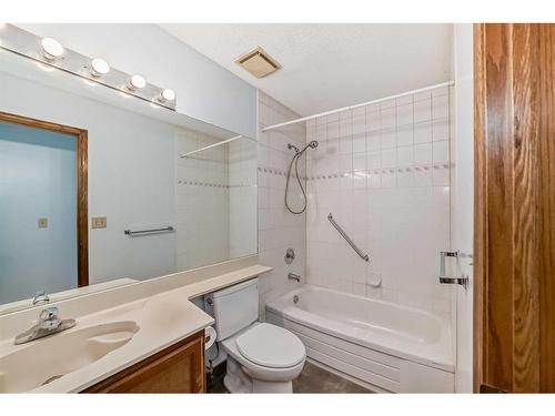 2123 24 Avenue Ne, Calgary, AB - Indoor Photo Showing Bathroom