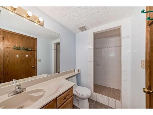 2123 24 Avenue Ne, Calgary, AB - Indoor Photo Showing Bathroom