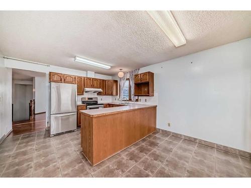 2123 24 Avenue Ne, Calgary, AB - Indoor Photo Showing Kitchen