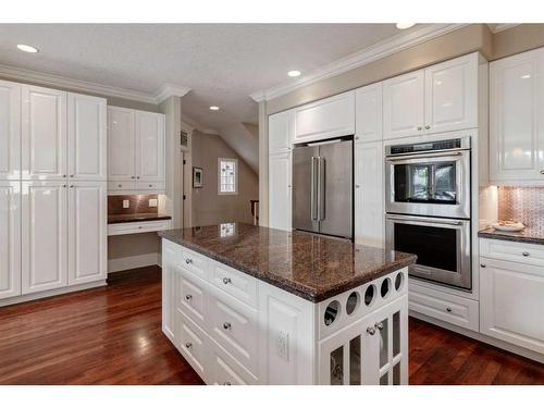 1735 31 Avenue Sw, Calgary, AB - Indoor Photo Showing Kitchen