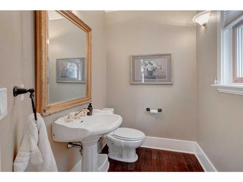 1735 31 Avenue Sw, Calgary, AB - Indoor Photo Showing Bathroom