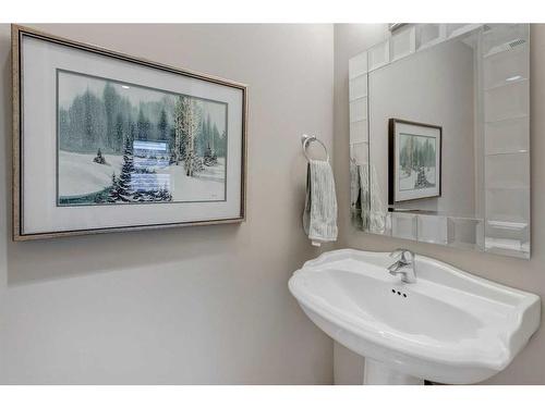 1735 31 Avenue Sw, Calgary, AB - Indoor Photo Showing Bathroom