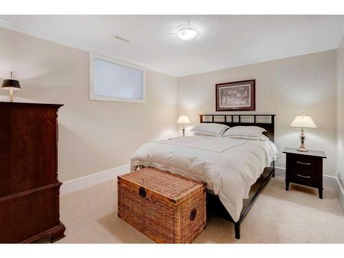 1735 31 Avenue Sw, Calgary, AB - Indoor Photo Showing Bedroom