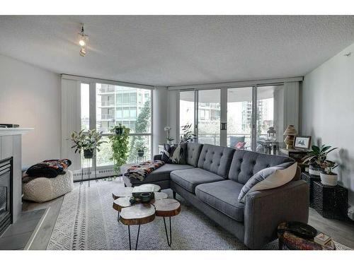 401-804 3 Avenue Sw, Calgary, AB - Indoor Photo Showing Living Room With Fireplace