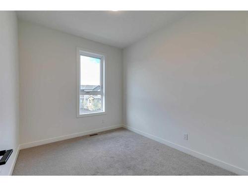 68 Silverton Glen Green Sw, Calgary, AB - Indoor Photo Showing Bathroom