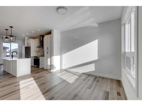 68 Silverton Glen Green Sw, Calgary, AB - Indoor Photo Showing Kitchen