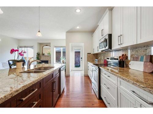 7611 36 Avenue Nw, Calgary, AB - Indoor Photo Showing Kitchen With Double Sink With Upgraded Kitchen