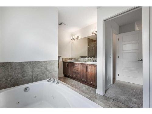 7611 36 Avenue Nw, Calgary, AB - Indoor Photo Showing Bathroom