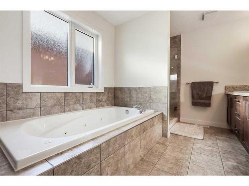 7611 36 Avenue Nw, Calgary, AB - Indoor Photo Showing Bathroom