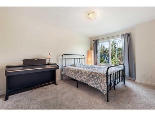 7611 36 Avenue Nw, Calgary, AB - Indoor Photo Showing Bedroom