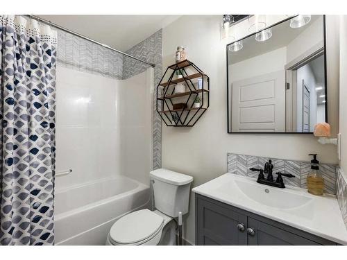 7611 36 Avenue Nw, Calgary, AB - Indoor Photo Showing Bathroom