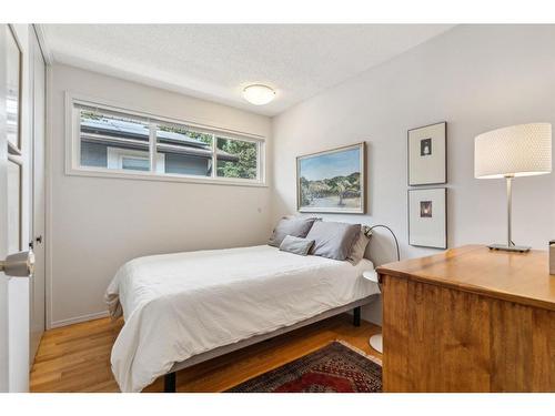 2844 63 Avenue Sw, Calgary, AB - Indoor Photo Showing Bedroom