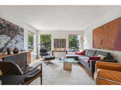 2844 63 Avenue Sw, Calgary, AB - Indoor Photo Showing Living Room