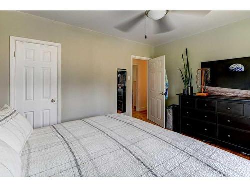 1016 24 Street Nw, Calgary, AB - Indoor Photo Showing Bedroom