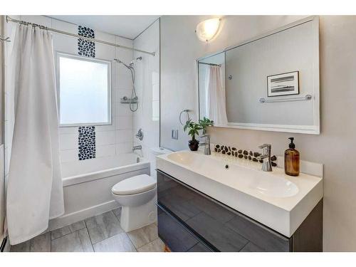 1016 24 Street Nw, Calgary, AB - Indoor Photo Showing Bathroom