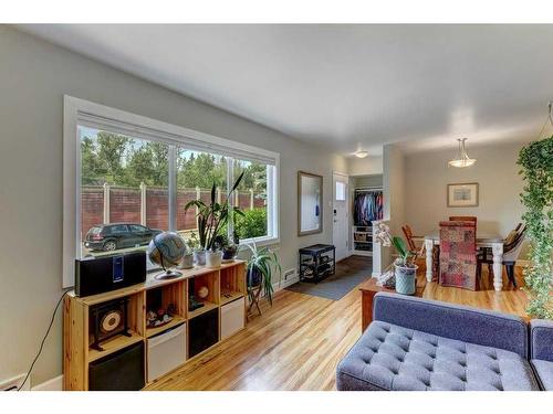 1016 24 Street Nw, Calgary, AB - Indoor Photo Showing Living Room