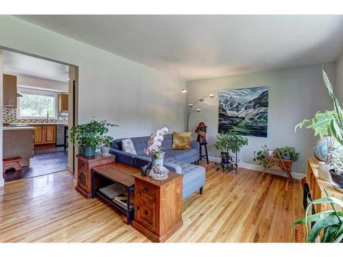 1016 24 Street Nw, Calgary, AB - Indoor Photo Showing Living Room