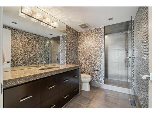 16 Patterson Mews Sw, Calgary, AB - Indoor Photo Showing Bathroom