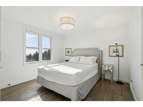 16 Patterson Mews Sw, Calgary, AB - Indoor Photo Showing Bedroom