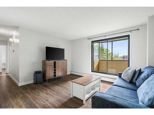 410-111 14 Avenue Se, Calgary, AB - Indoor Photo Showing Living Room