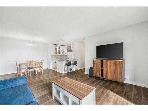 410-111 14 Avenue Se, Calgary, AB - Indoor Photo Showing Living Room