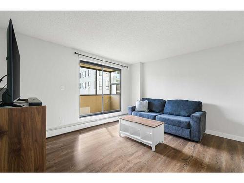 410-111 14 Avenue Se, Calgary, AB - Indoor Photo Showing Living Room