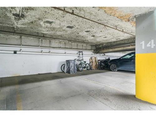 410-111 14 Avenue Se, Calgary, AB - Indoor Photo Showing Garage