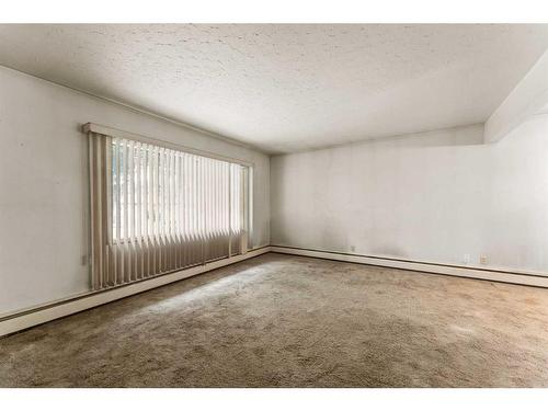 942 40 Avenue Nw, Calgary, AB - Indoor Photo Showing Other Room