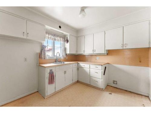 942 40 Avenue Nw, Calgary, AB - Indoor Photo Showing Kitchen