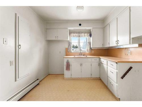 942 40 Avenue Nw, Calgary, AB - Indoor Photo Showing Kitchen