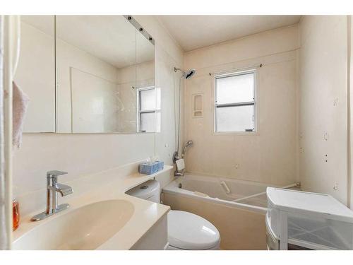 942 40 Avenue Nw, Calgary, AB - Indoor Photo Showing Bathroom