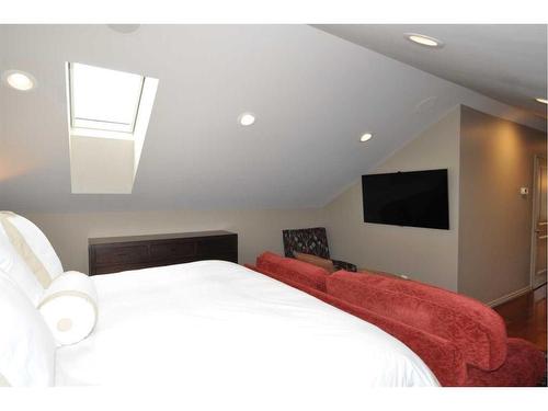 1217 18 Avenue Nw, Calgary, AB - Indoor Photo Showing Bedroom