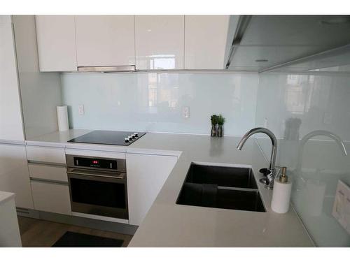 901-1122 3 Street Se, Calgary, AB - Indoor Photo Showing Kitchen With Double Sink