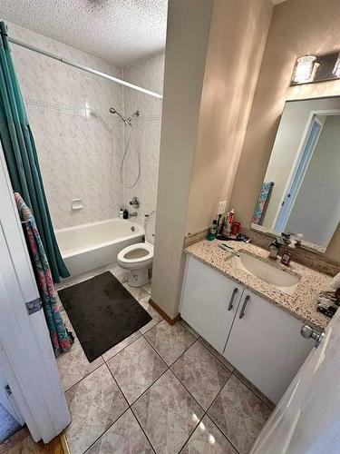 68 Macewan Drive Nw, Calgary, AB - Indoor Photo Showing Bathroom