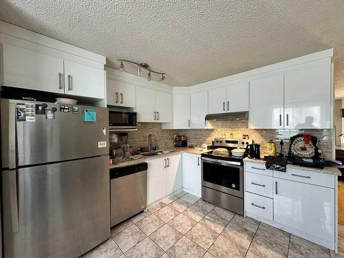 68 Macewan Drive Nw, Calgary, AB - Indoor Photo Showing Kitchen With Upgraded Kitchen