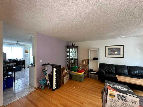 68 Macewan Drive Nw, Calgary, AB - Indoor Photo Showing Living Room