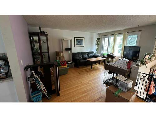 68 Macewan Drive Nw, Calgary, AB - Indoor Photo Showing Living Room