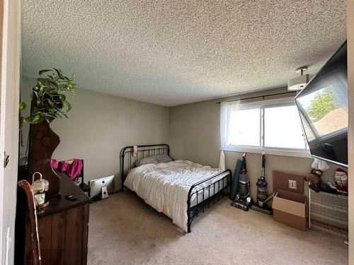 68 Macewan Drive Nw, Calgary, AB - Indoor Photo Showing Bedroom