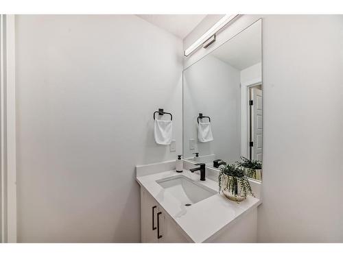 1401 19 Avenue Nw, Calgary, AB - Indoor Photo Showing Bathroom