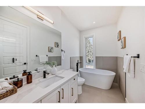 1401 19 Avenue Nw, Calgary, AB - Indoor Photo Showing Bathroom