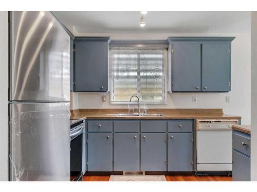 110 Hunterbrook Place Nw, Calgary, AB - Indoor Photo Showing Kitchen With Double Sink